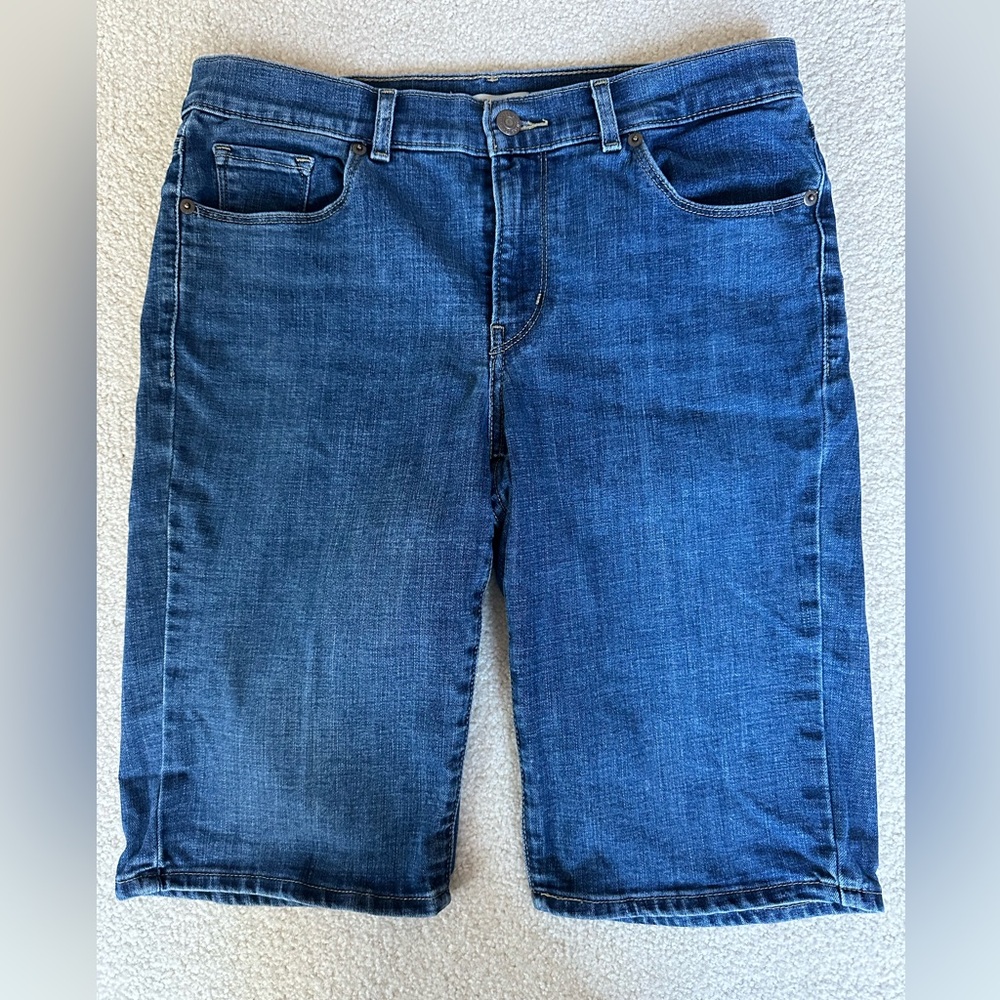 Levi’s, Women’s, Bermuda Shorts. New Condition, Mid rise.